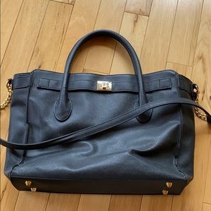 Great computer bag with beautiful gold chain